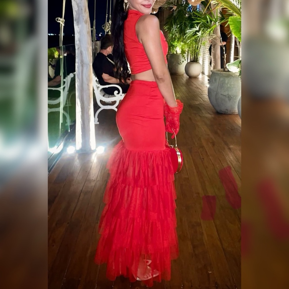 Chic Red Dress With Gradient Effect - image 2